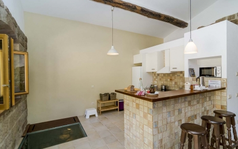 Cocina con mesa de desayuno 